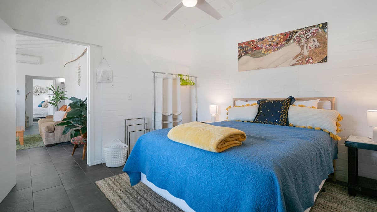 Fab View, hot tub, dryer & walk to DT + 6 beds